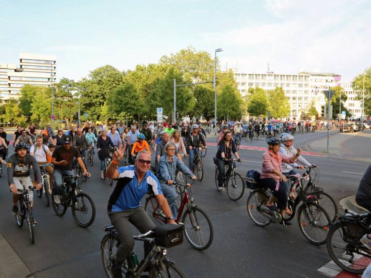 Zahlreiche Radfahrer auf der Straße in Hannover.